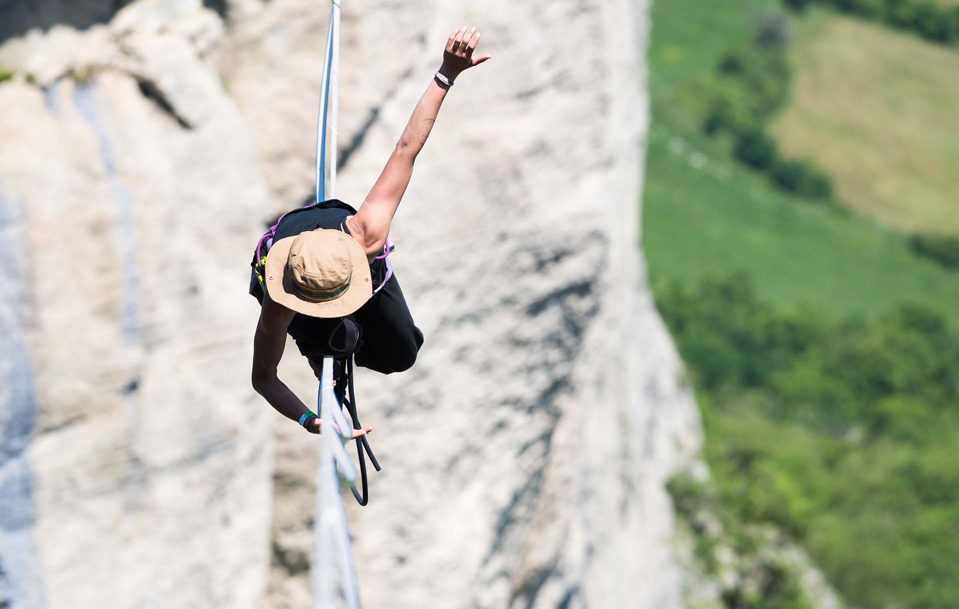 In mancanza di appositi anelli forgiati ad alto carico (come da sito), posso usare un moschettone?